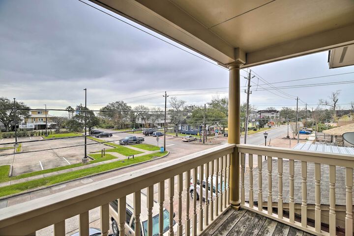 Apt w / Balconies - Steps to Kemah Boardwalk!