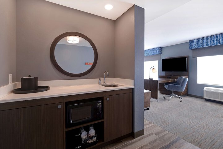 Lounge 27 of 31