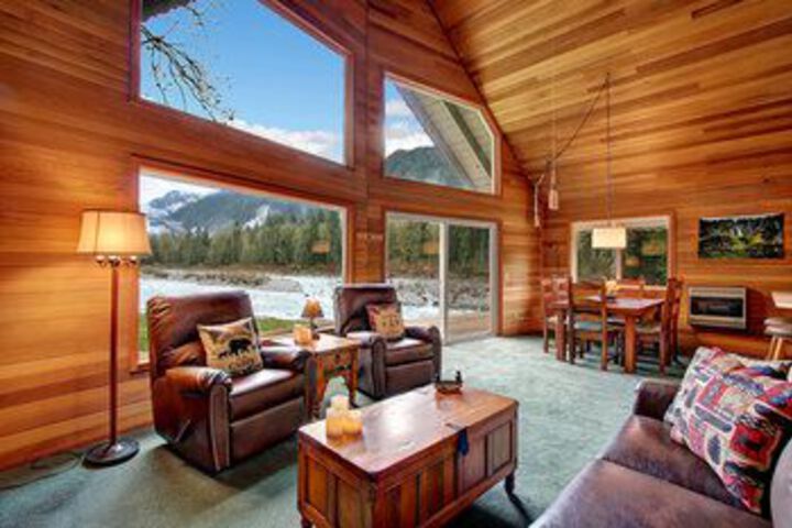Sky Rivers Edge - Three Bedroom Cabin with Hot Tub