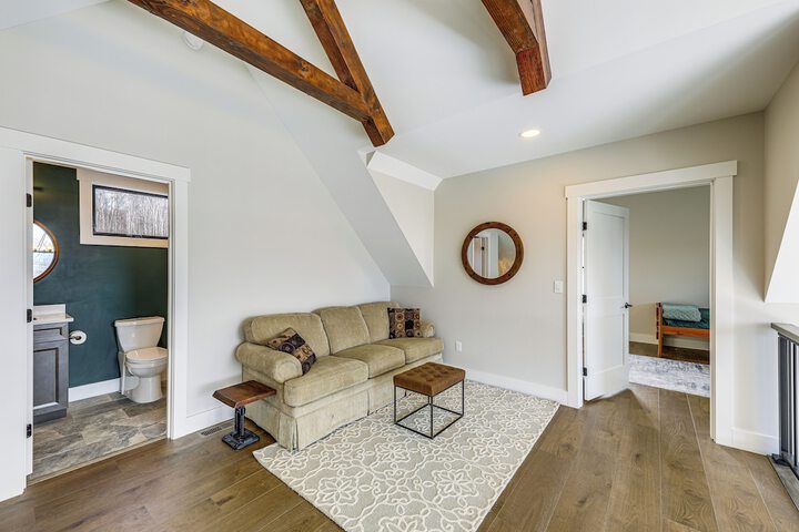 Mountain-view Home in Stoneham w / Hot Yoga Studio!