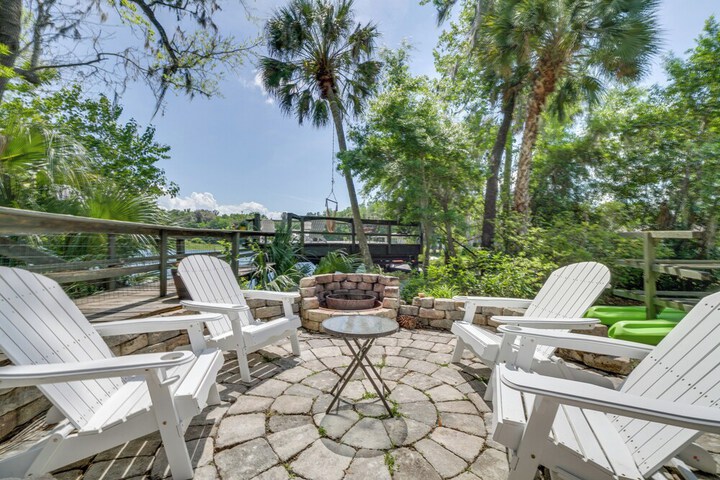 Dock & Kayaks: Riverfront Dunnellon Home!