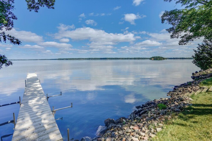 Lakefront Chippewa Falls Haven w / Private Deck!