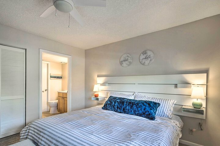 Jupiter Bay Condo w / Pool Half Mile to Beach!