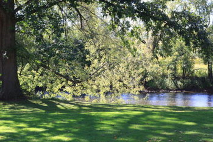 Edgewater Inn & Riverside Grill