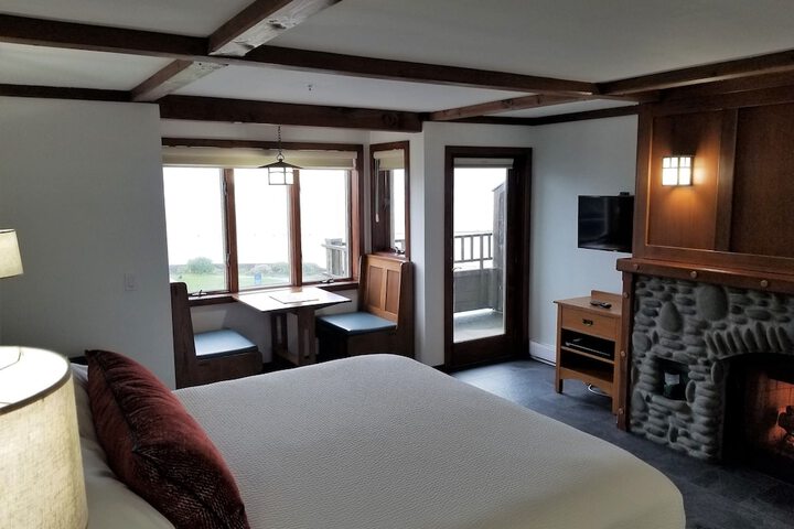 The Waves / The Argonauta Inn/The White Heron Lodge