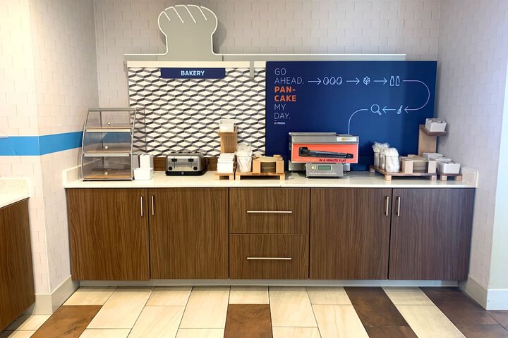 Holiday Inn Express & Suites Parkersburg East by IHG