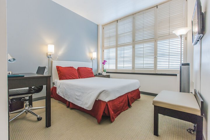 Room 10 of 33
