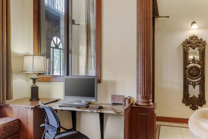 Best Western Plus Greenwell Inn