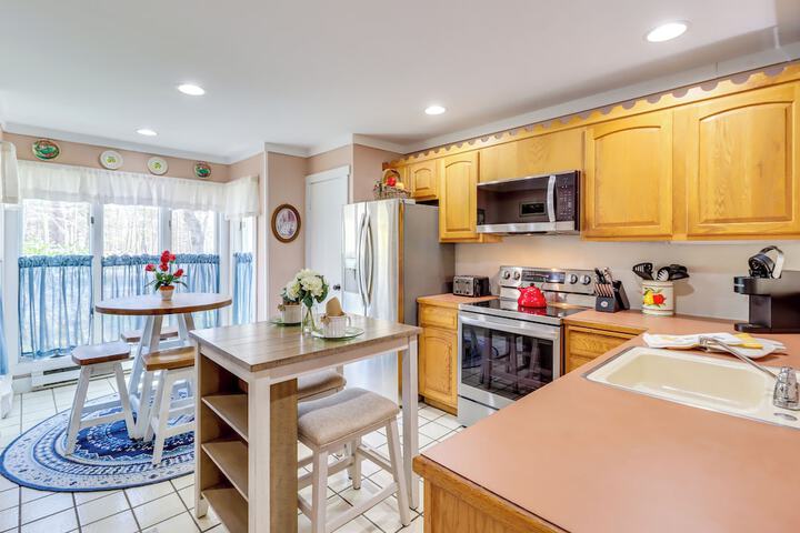 Hike Golf & Explore: Pocono Pines Townhome