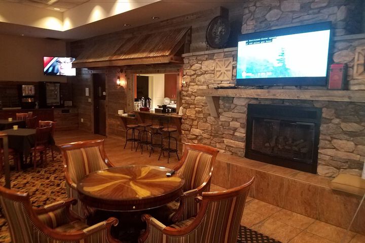 Lounge 53 of 58