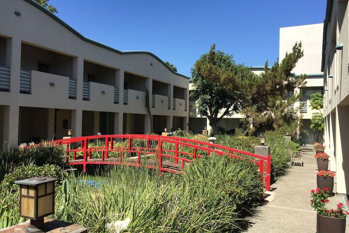 Hotel Exterior 29 of 33