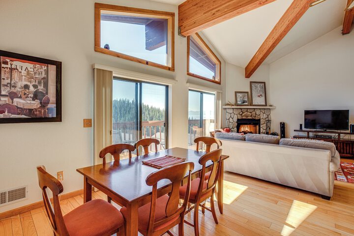 1 Mi to Diamond Peak: Townhome w / Lake Views