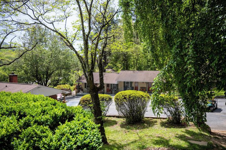Mountain Aire Cottages Inn & Glamping