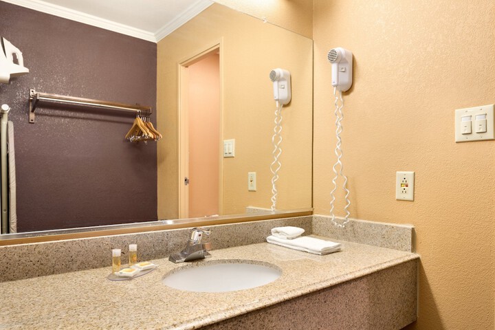 Days Inn by Wyndham Anderson IN