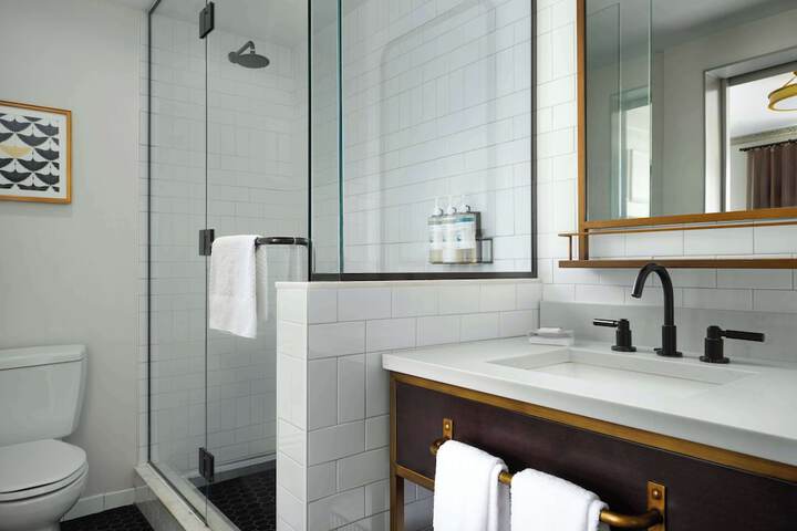 Hotel Phillips Kansas City Curio Collection by Hilton
