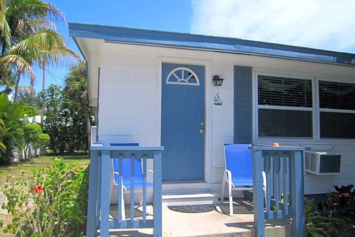 Tropical Winds Motel & Cottages