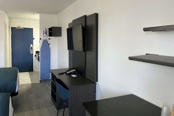 Studio 6 Suites Delano CA
