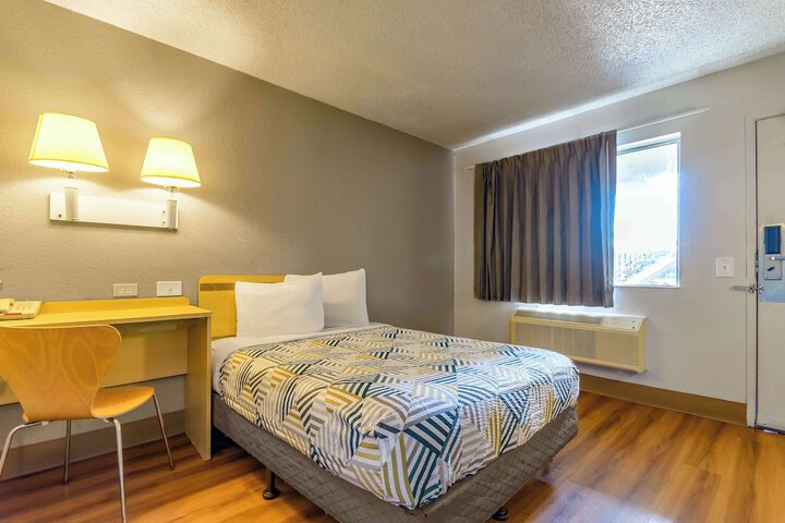 Room 18 of 28