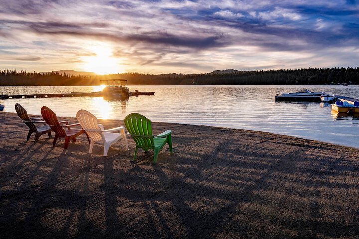 Charming Lakefront Cabin w / Deck & Fire Pit!