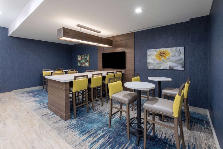 La Quinta Inn & Suites by Wyndham Round Rock near Kalahari