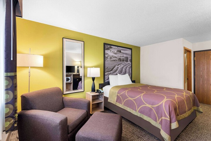 Super 8 by Wyndham Oelwein