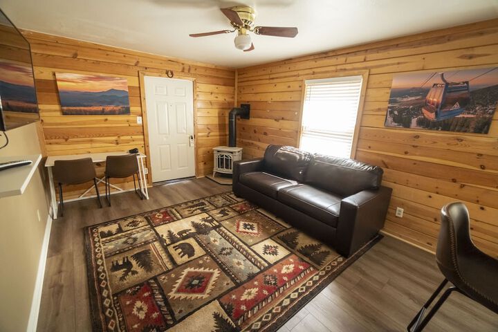 Lounge 12 of 13