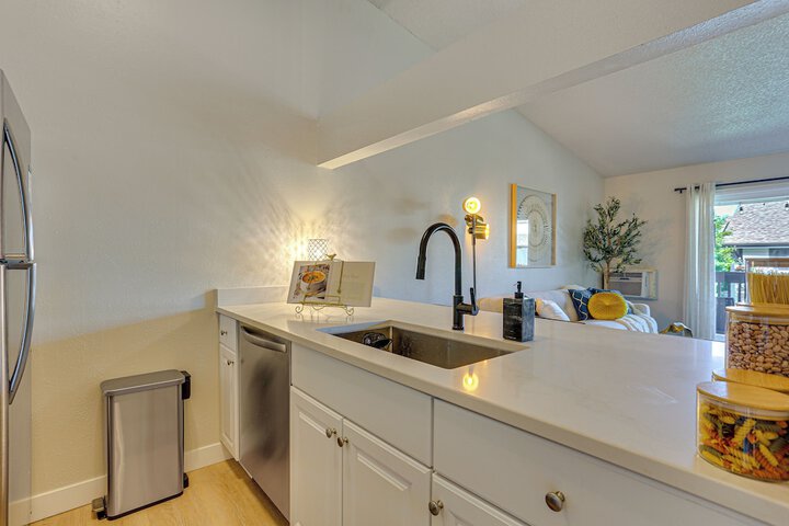 1 Mi to Dtwn: Condo w / Pool Access in Castle Rock