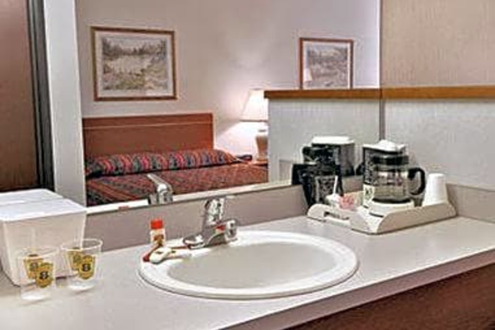 Super 8 by Wyndham Gresham / Portland Area OR