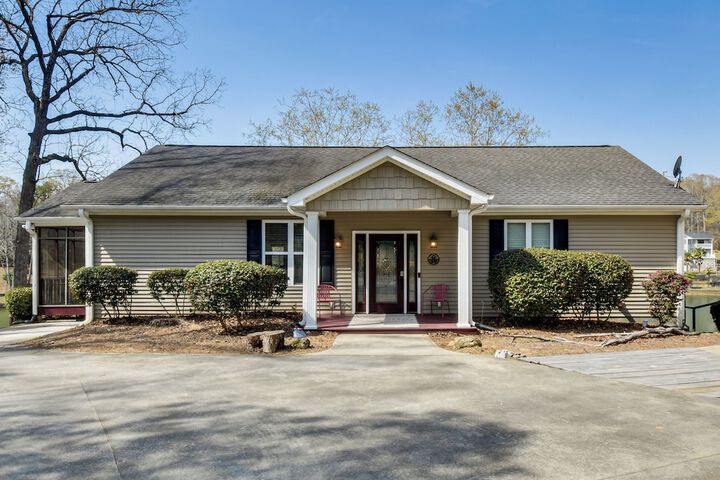 Waterfront Getaway w / Fire Pit + Game Room!