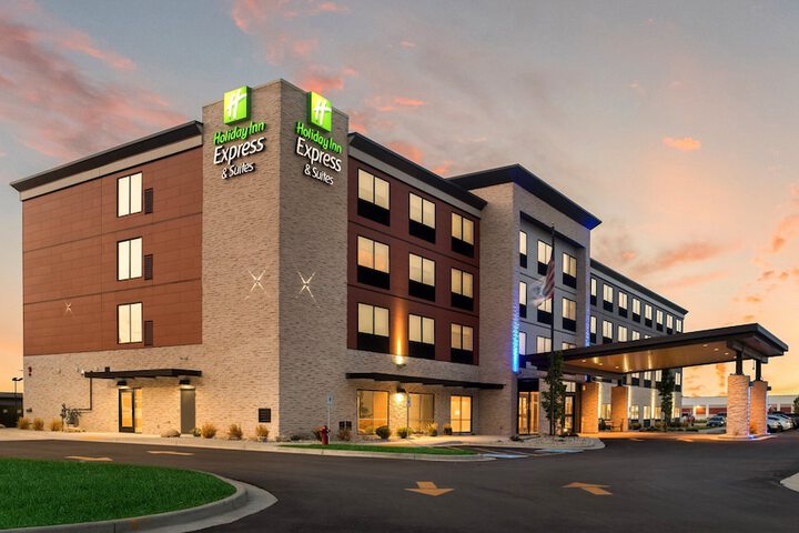Holiday Inn Express & Suites Racine by IHG