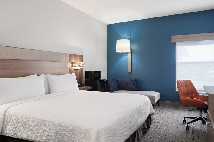 Holiday Inn Express Indianapolis Airport by IHG