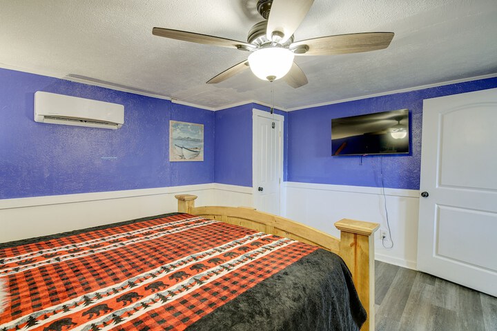 emerald Cove Chalet on Douglas Lake w / Hot Tub!