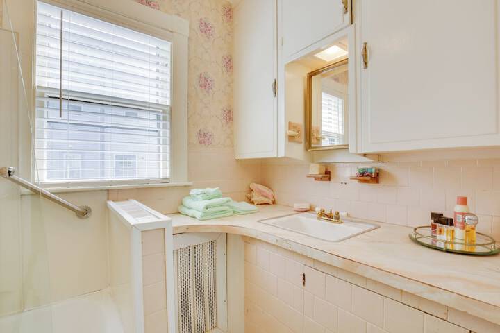Quaint Beverly Townhome: Walk to Beach & Downtown!