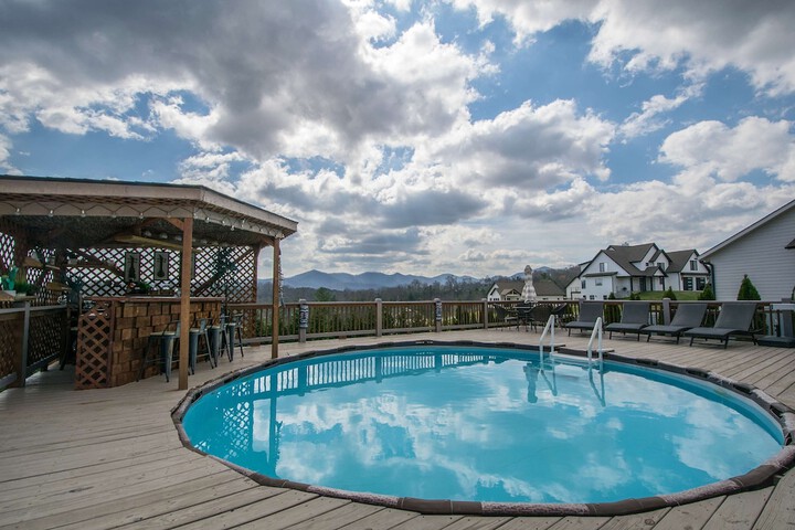 Poolside ADU w Sauna Free Tix Tiki Bar Retreat