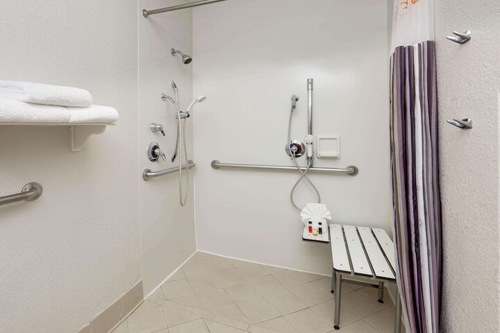 Room 16 of 28