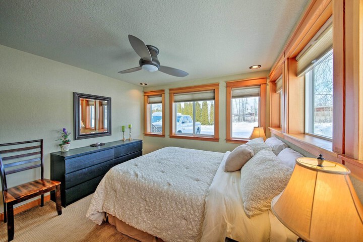 Lake Pend Oreille Condo w / Porch & Mountain View!