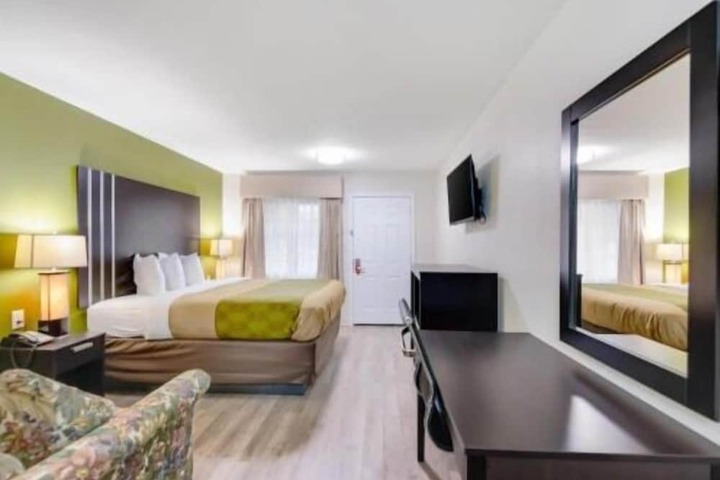 Super 8 by Wyndham Palestine