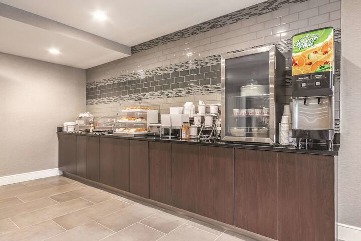 La Quinta Inn & Suites by Wyndham Hartford - Bradley Airport