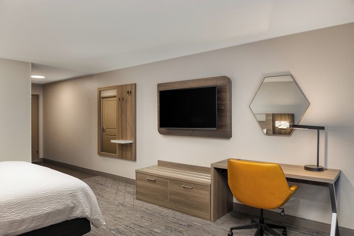 Holiday Inn Express & Suites Green Bay East by IHG