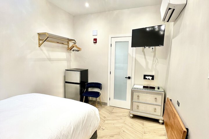 Room 16 of 28
