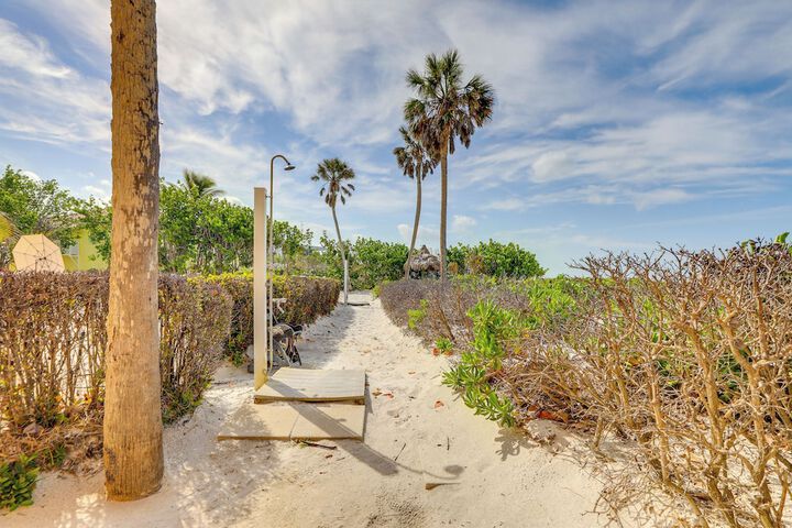 Gulf Getaway With Porch + Direct Beach Access!