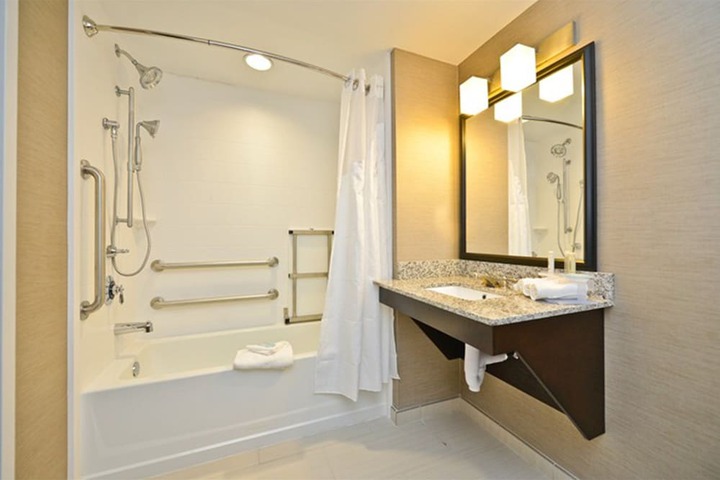 Holiday Inn Express & Suites Utica by IHG