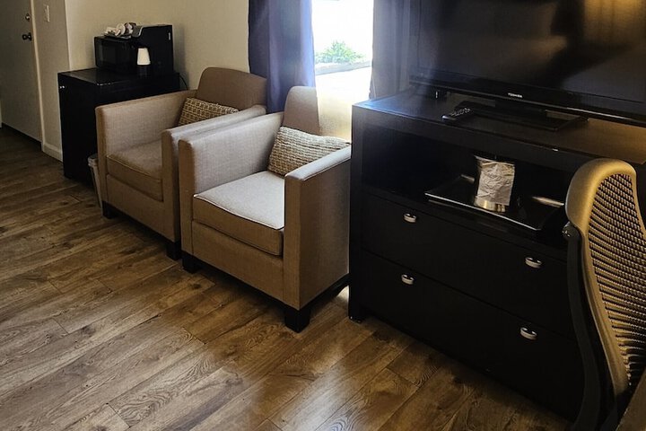 H & H Motor Lodge