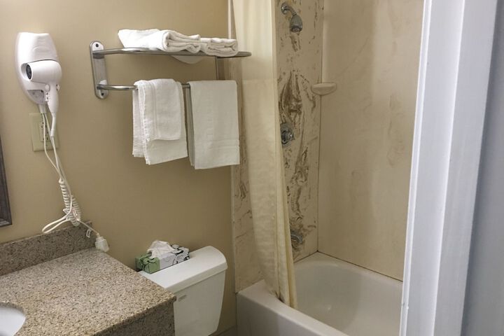 Chisholms Motor Inn