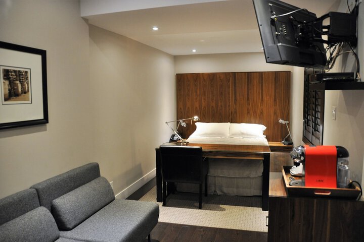 Room 10 of 18