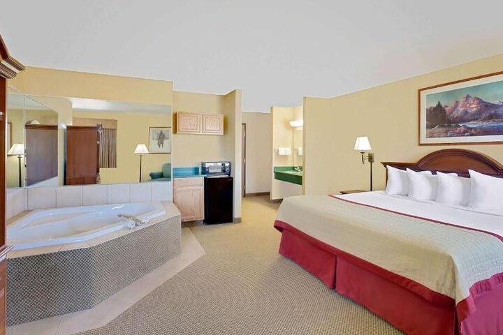 Pinedale Hotel & Suites