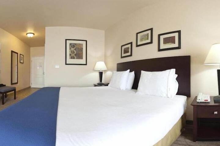 Holiday Inn Express & Suites Marshall by IHG