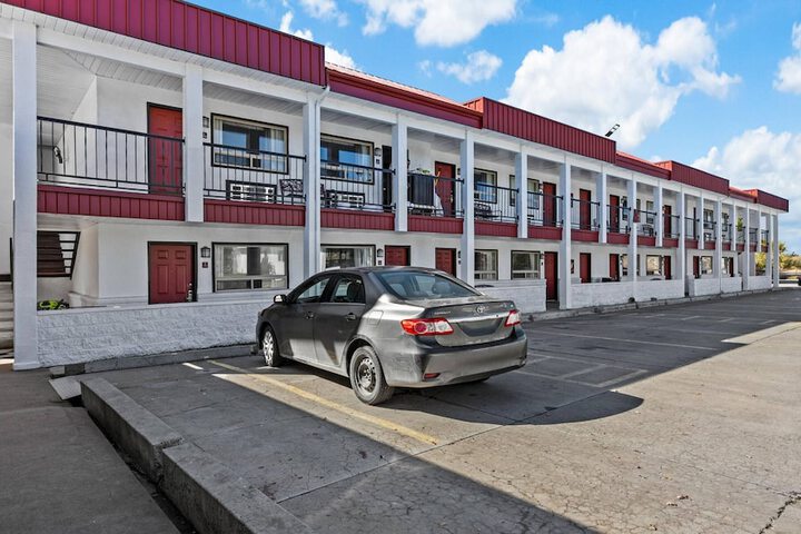 Red Arrow Inn & Suites a Travelodge by Wyndham