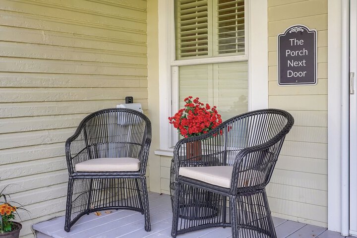 Charming Granville Home w / Porch - Walk Downtown!