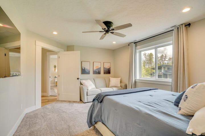 Spacious Donnelly Family Home w / Private Hot Tub!